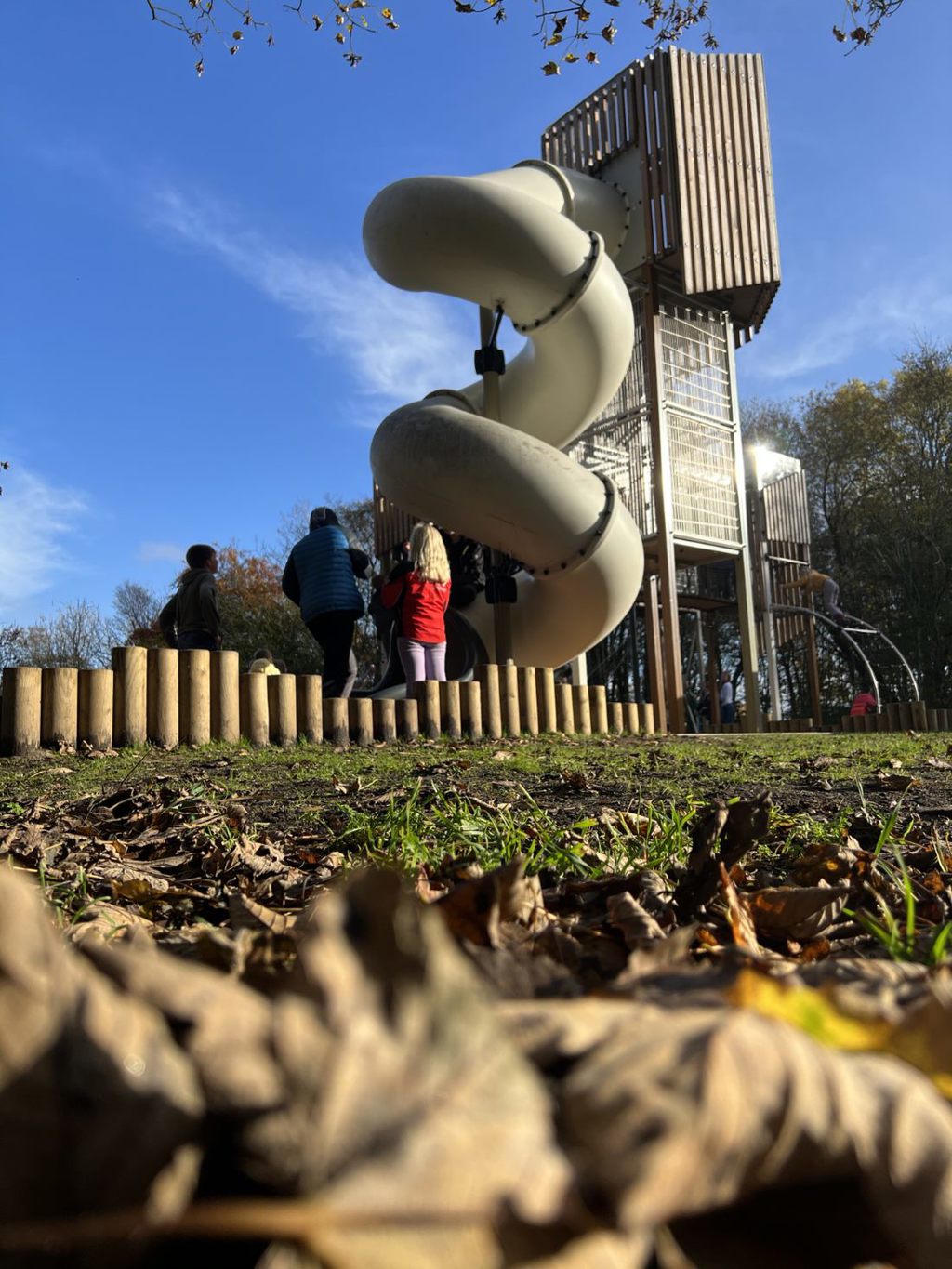 Tretoppen lekeplass ved Mosvatnet ble åpnet høsten 2022. Tretoppen lekeplass ved Mosvatnet ble åpnet høsten 2022.