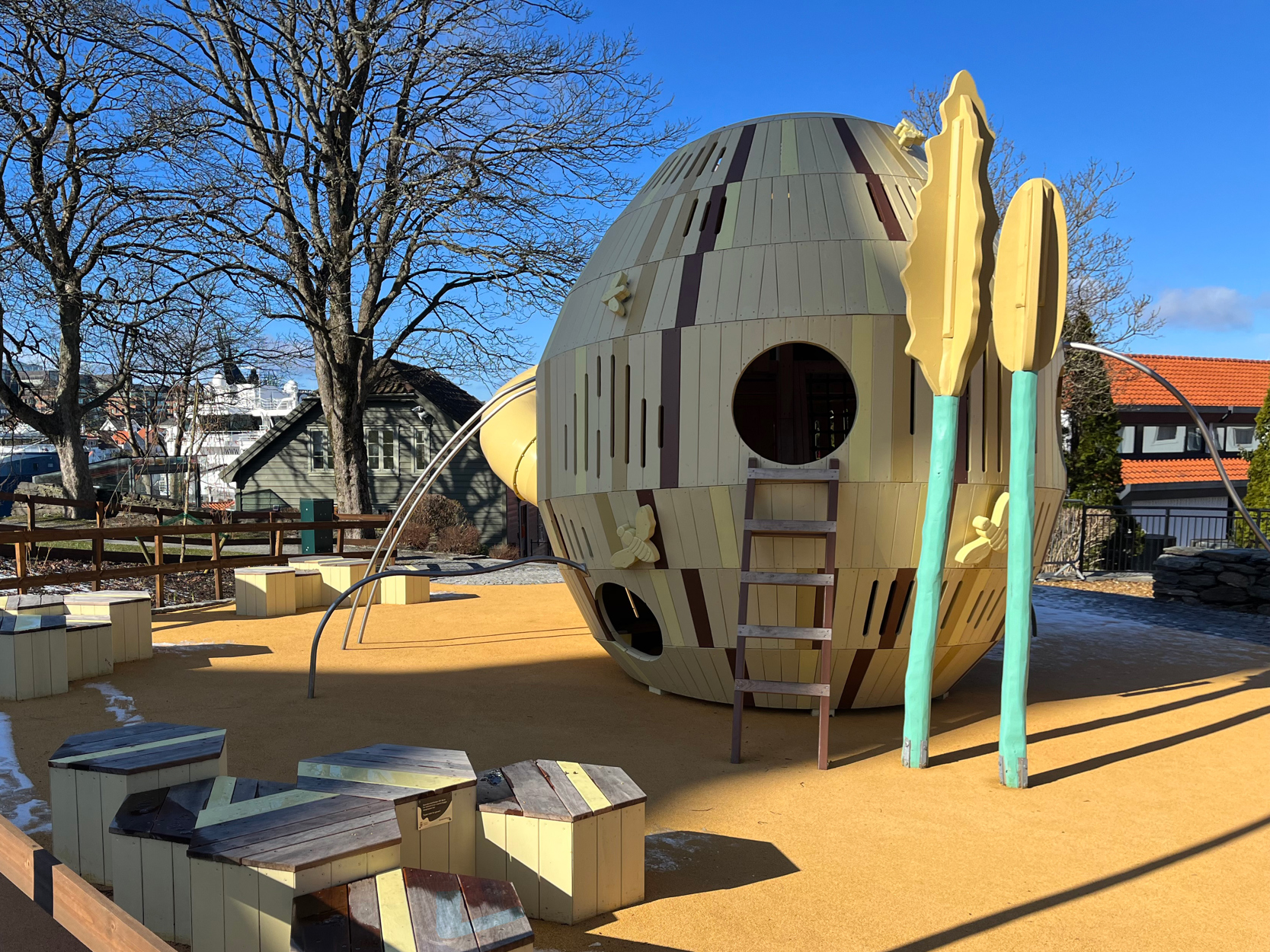 Valberg lekeplass. Bildet viser lekeapparatet bikuben