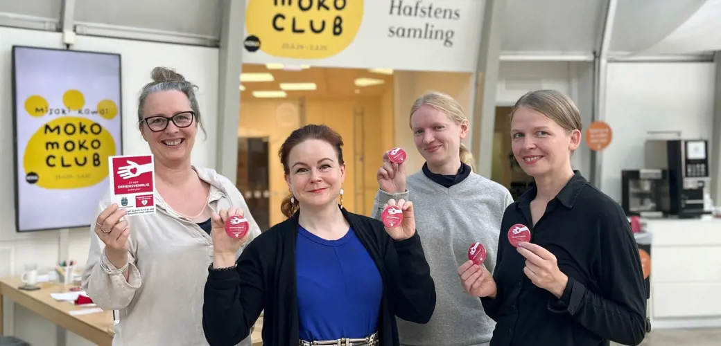 Vi er blitt mer bevisste, forteller de Must-ansatte tar nå kunnskapen om demens med på jobb. Fra venstre, Vibeke Andersen, Henriette Ingeborg Eliassen Piekkola, Klara Binnewitt.  Fire ansatte holder frem buttons med demensvennlig samfunn etter kurset.