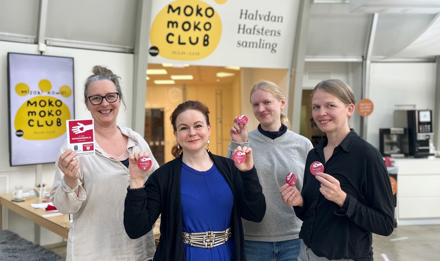 Vi er blitt mer bevisste, forteller de Must-ansatte tar nå kunnskapen om demens med på jobb. Fra venstre, Vibeke Andersen, Henriette Ingeborg Eliassen Piekkola, Klara Binnewitt. Fire ansatte holder frem buttons med demensvennlig samfunn etter kurset.