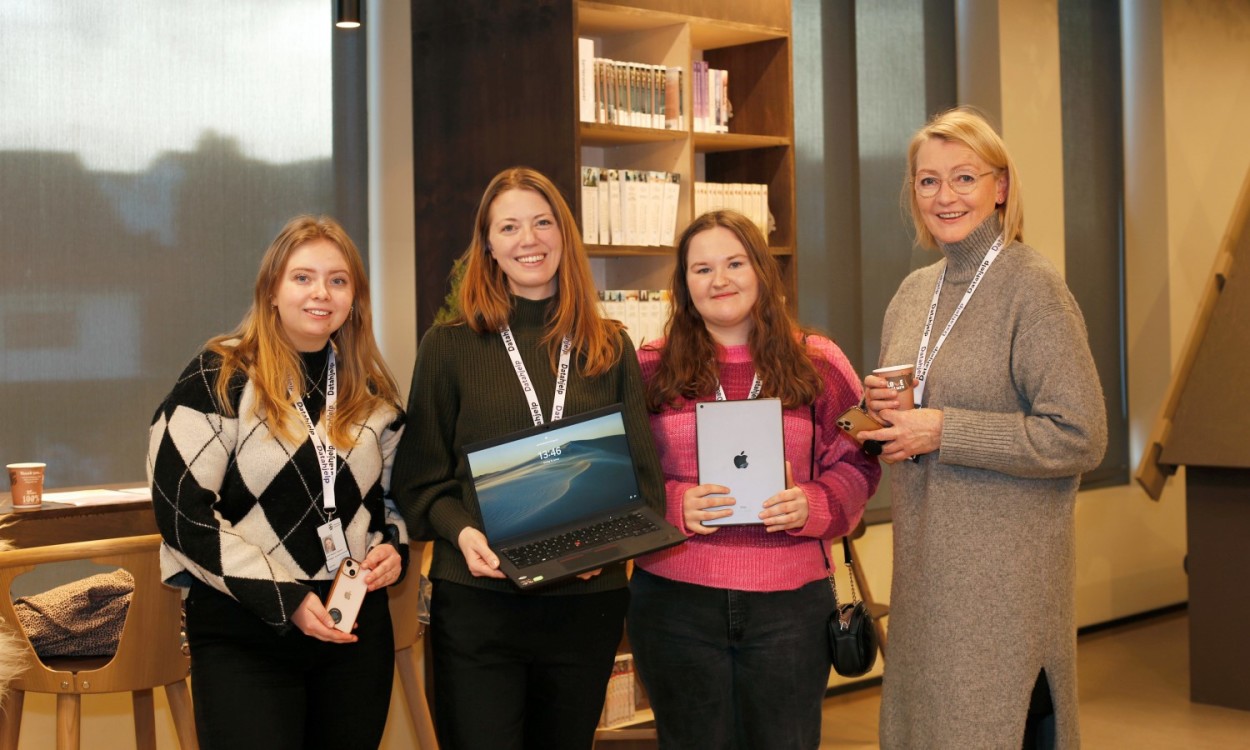 Bildet viser Sarah Madelen Kopperud, Ingerlin Birkeland, Tone Hafnor og Elin Halvorsen som står på Mandla bibliotek. 