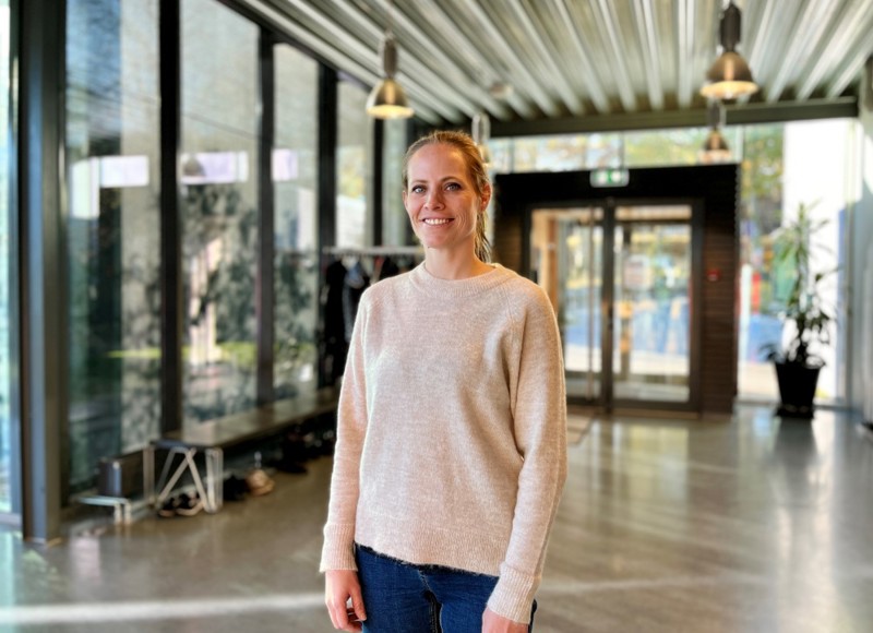 Vi ser et bilde av fysioterapeut  Ragnhild Fiskå som står i gangen i Storhaughallen.