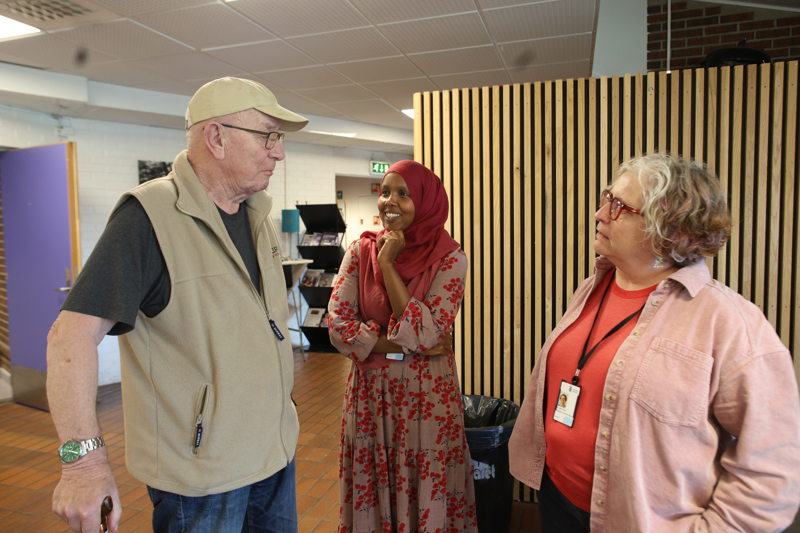 Svein Audun Thoresen snakker med  Eva Maria Gärtner og Ayan Jama fra politisk sekretariat. 
