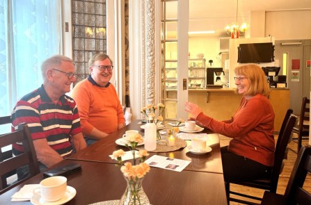 Bildet viser Åge Skogen, Kjell Carlsen og Inger Paulsen, som  møtes hver uke til kaffe og vafler, og litt data-prat.