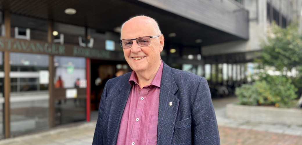 Rolf M. Amundsen har vært i de eldres tjeneste i Stavanger gjennom tjue år. Vi ser Rolf M. Amundsen, som er leder av Eldrerådet.