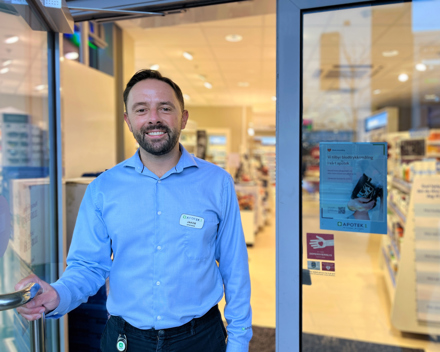 Jakob Chowaniec, står i døren på apoteket