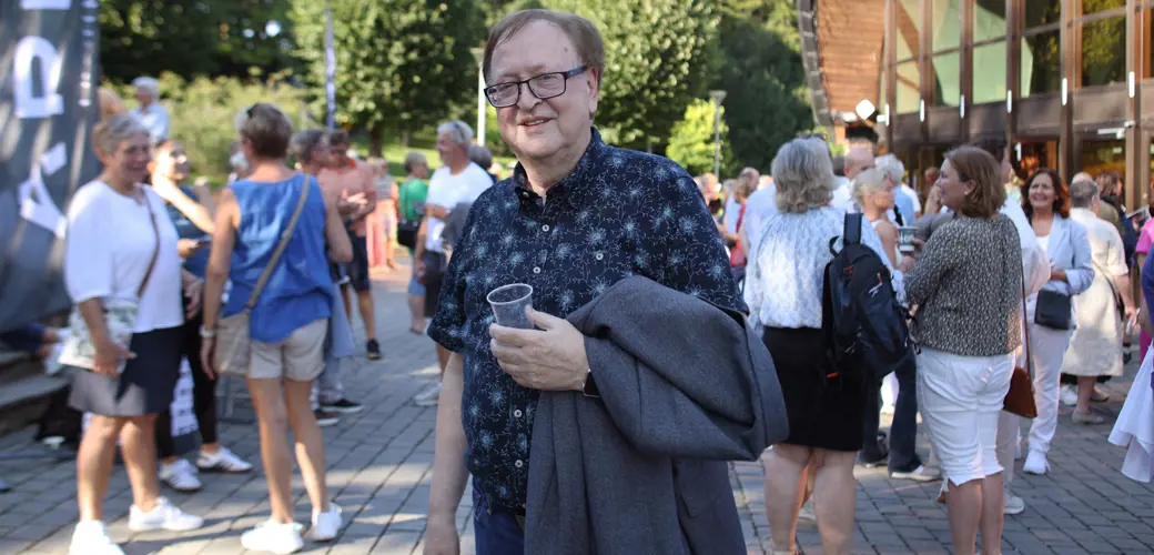 Kjell Carlsen fra Hamar har funnet seg en god pensjonisttilværelse i Stavanger. Kjell Carlsen som står utenfor Kuppelhallen med folk i bakgrunnen