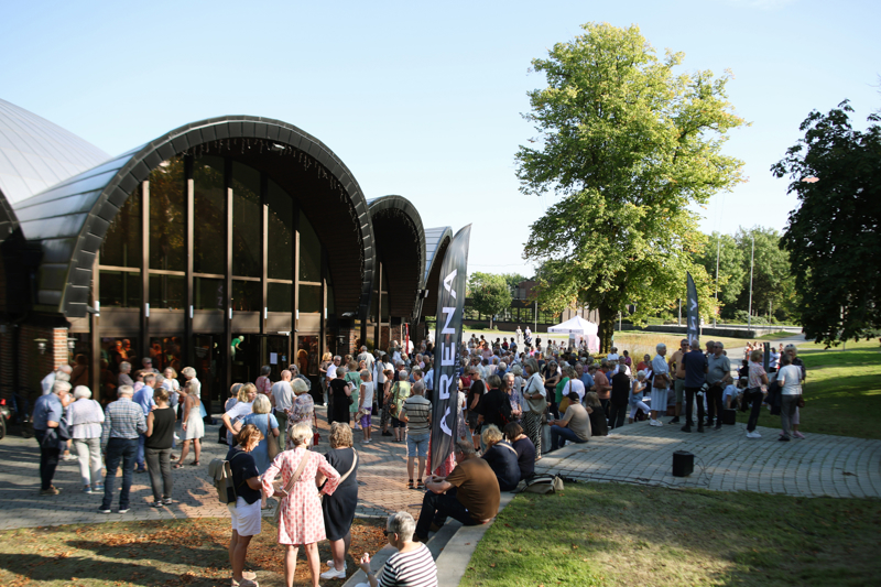 Kuppelhallen i Bjergsted med masse folk som er ute i pausen.