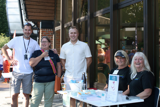 Anders Bårdsen, nummer tre fra venstre, sammen med gode kollegaer på standen til Friskliv og mestring.