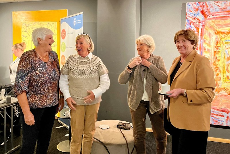 Bildet viser Elisabeth Evjedal, Ann-Helen Krohn Pettersen, Reidun Helleren og Grete Karin Sjæveland, som står i foajeen på hotellet i livlig prat. 