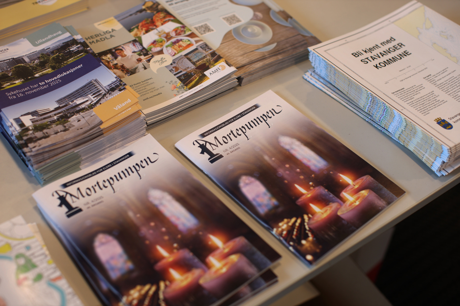 Bord med informasjonsskriv