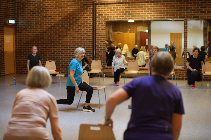 Else Høgalmen instruerer under treningen
