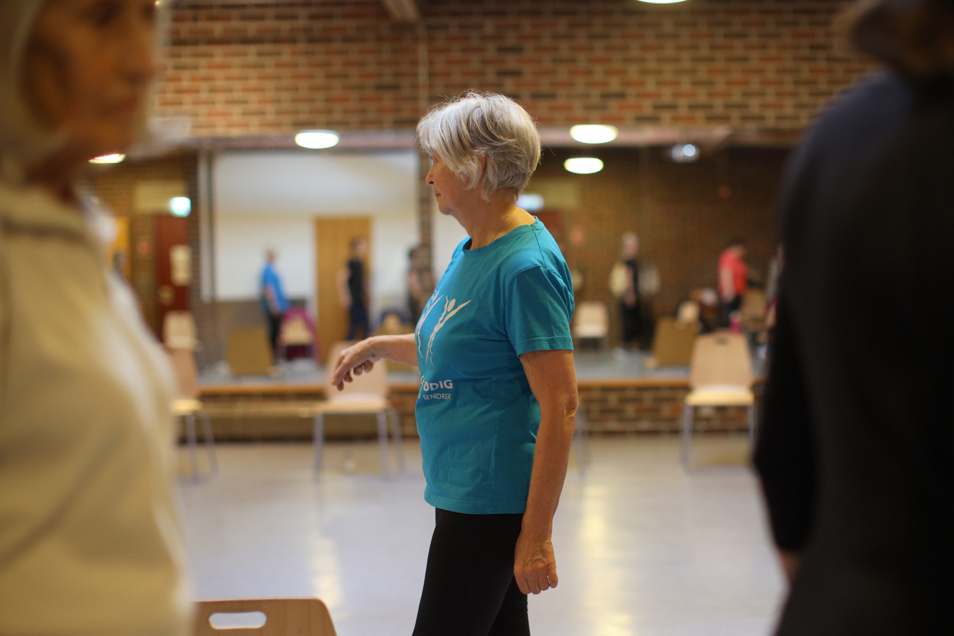 Else Høgalmen går rundt i salen