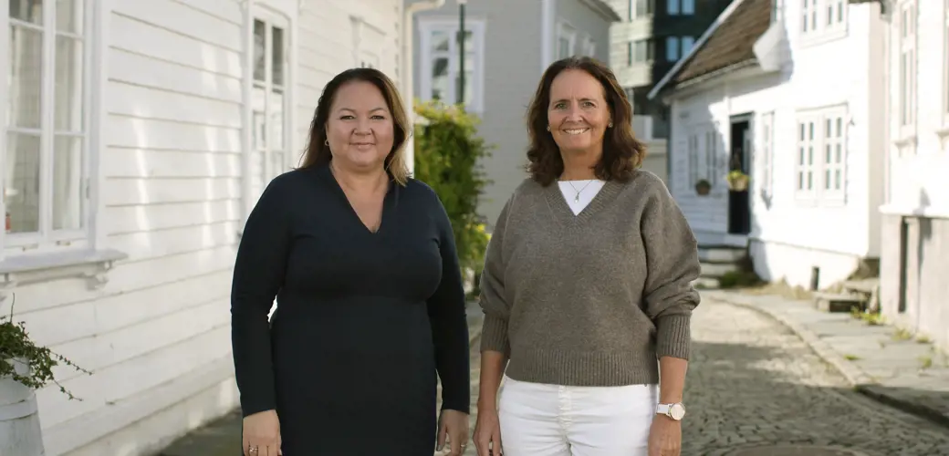 Stina Løkke, direktør for helse og velferd sammen med Ingvill Sveen fra helsehuset, som er prosjektleder for ny digital oppfølging av 80-åringer. Stina Løkke og Ingvill Sveen