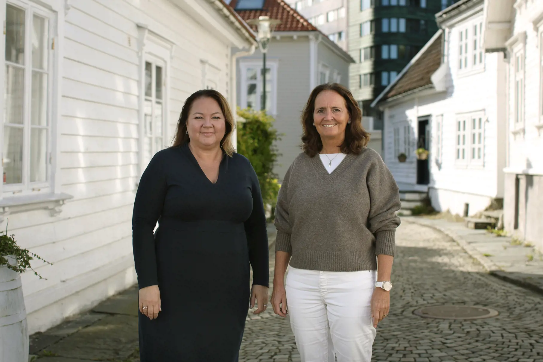 Stina Løkke, direktør for helse og velferd sammen med Ingvill Sveen fra helsehuset, som er prosjektleder for ny digital oppfølging av 80-åringer. Stina Løkke og Ingvill Sveen