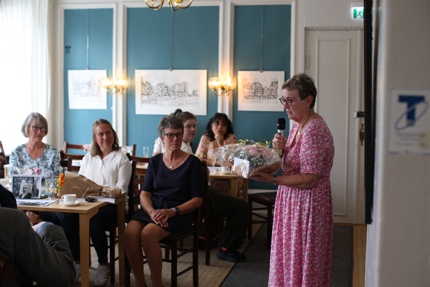 Evelyn Johansson synger og spiller gitar