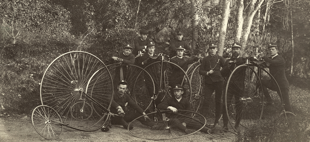 Stavanger Bicycleklub i Bjergsted i 1889. Fotograf: Georg T. Monsen.
Stavanger byarkiv. Bilde fra www.stavangerbilder.no Kilde: BySt1981_01_0188