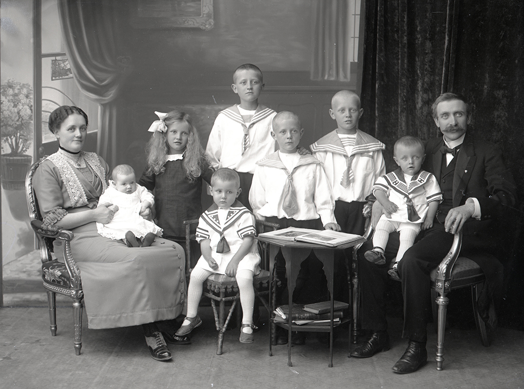 Familieportrett fra ca. 1910-1920. Fotograf: Hakon Johannessen. Stavanger byarkiv. Kilde: BySt1984_2_0798.
