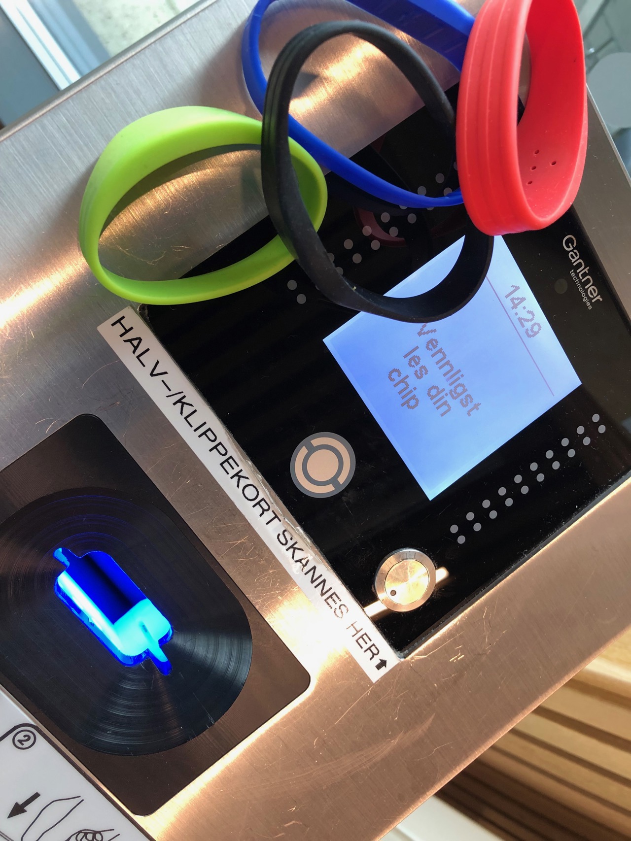 De elektroniske armbåndene og maskinen du legger dem inntil for å komme ut av badeanlegget