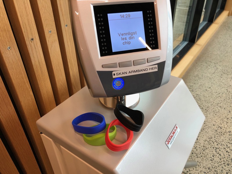 De elektroniske armbåndene og maskinen du legger dem inntil for å komme inn i badeanlegget