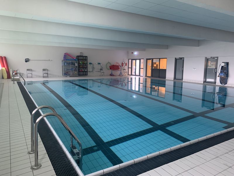 Bilde av basseng i hallen