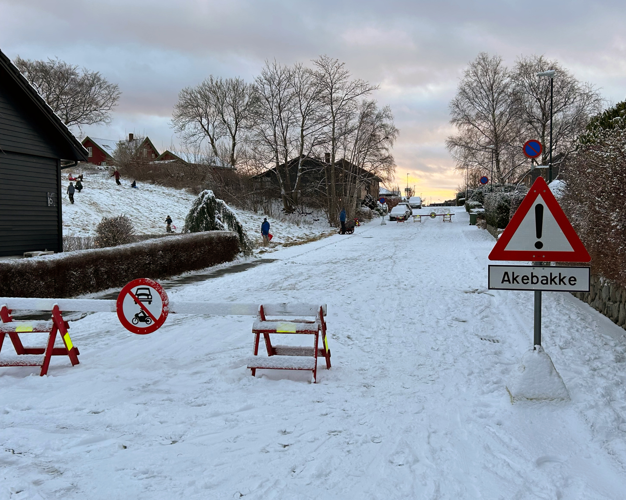 Stengt for biltrafikk. Her er akebakken ved Edvard Griegs vei. Stengt for biltrafikk. Her er akebakken ved Edvard Griegs vei.