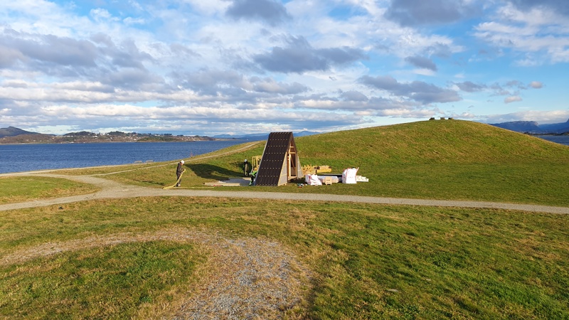 Omgivelsene rundt dagsturhytta på Hundvåg. Sjø og grønne sletter.