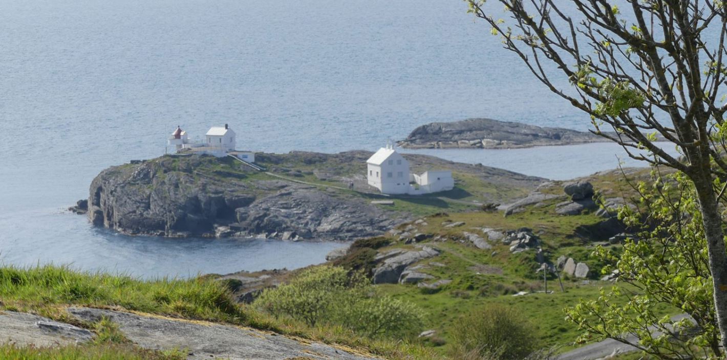 et nes med fyr og fyrbolig i et friområde ved kystren