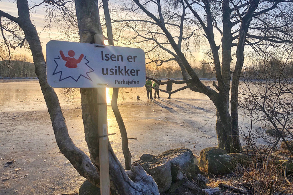 Foto: Eirik Haglund. Skilt med Isen er usikker, på Vannassen. 