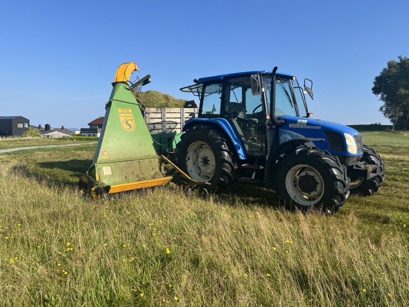Blomstereng på Byhaugen blir slått med traktor. Blomstereng på Byhaugen blir slått med traktor.