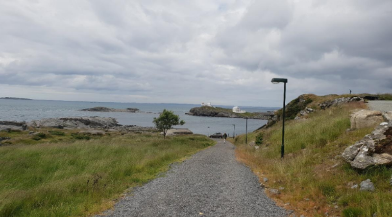 Grusvei på Fjøløy med fyret i bakgrunnen