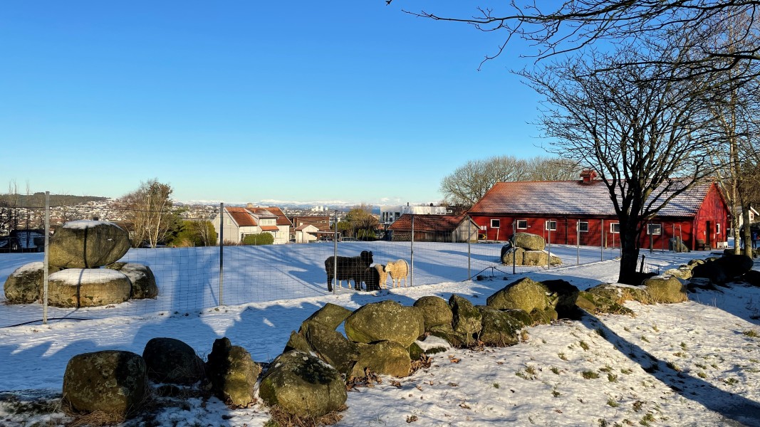 Viser bilde av Fritidsgården med snødekke og blå himmel.