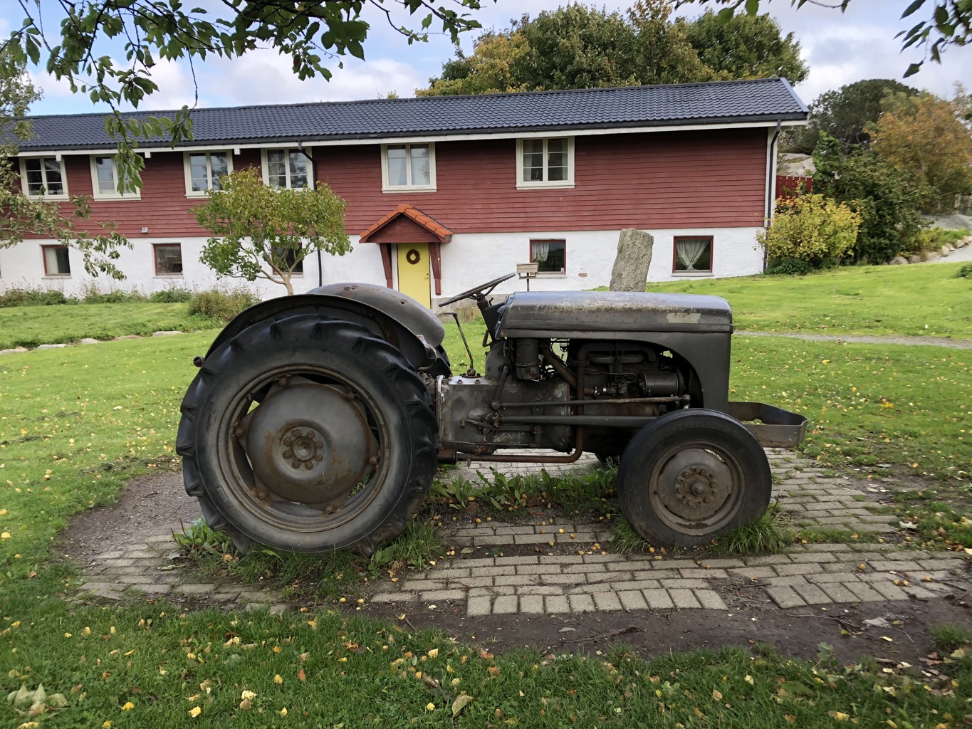 Gråtass Viser et bilde av gråtasstraktoren foran kontorbygget