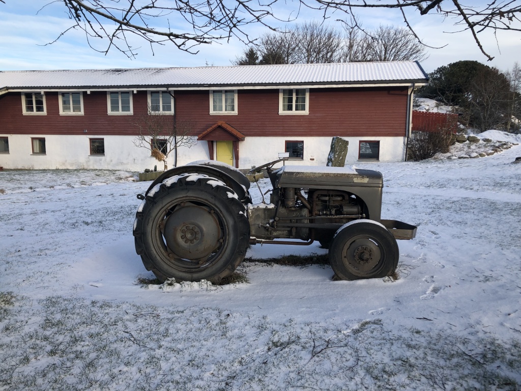 Viser en Gråtass-traktor i vinterlandskap