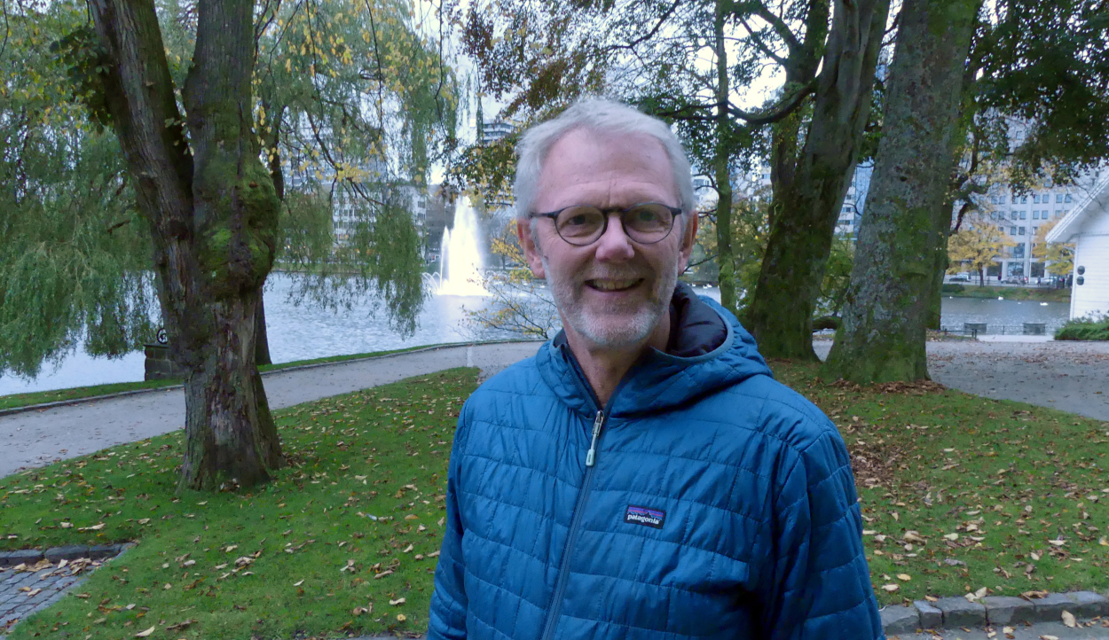 Torgeir Esig Sørensen blant gamle trær i byparken