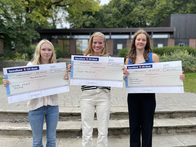 Nora Vedå Skjold, Inger Hovland og Rebekka Jarlsdottir Nemeth holder hver sin store premiesjekk etter å ha vunnet tredje-, første- og andreplass i videokonkurransen ungsiddis.