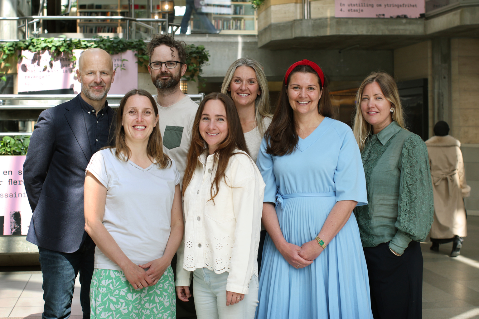 Denne gjengen står bak storforeldremøtet: Elliot Kim Jørpeland, Asbjørn Fidjeland Goa, Gunn Helen Voll og Brita Nordahl Vervik (bak)
Marte Skrede, Kristin Brabrand og Ingvild Rønneberg Hidle (foran) Bilde av alle de som bidrar til storforeldremøtet: Elliot Kim Jørpeland, Asbjørn Fidjeland Goa, Gunn Helen Voll og Brita Nordahl Vervik (bak)
Marte Skrede, Kristin Brabrand og Ingvild Rønneberg Hidle (foran)