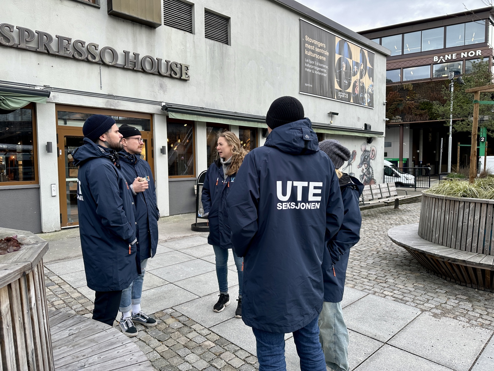 Ansatte i uteseksjonen står ute og snakker sammen