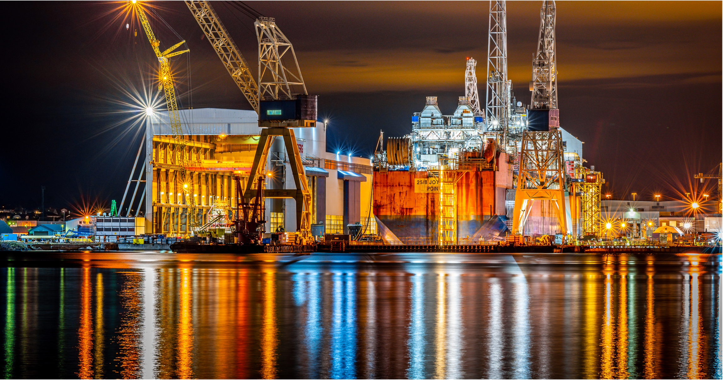 Rosenberg verft. Foto: Brian Tallman Nattebilde av Rosenberg verft, med tilsynelatende full aktivitet.