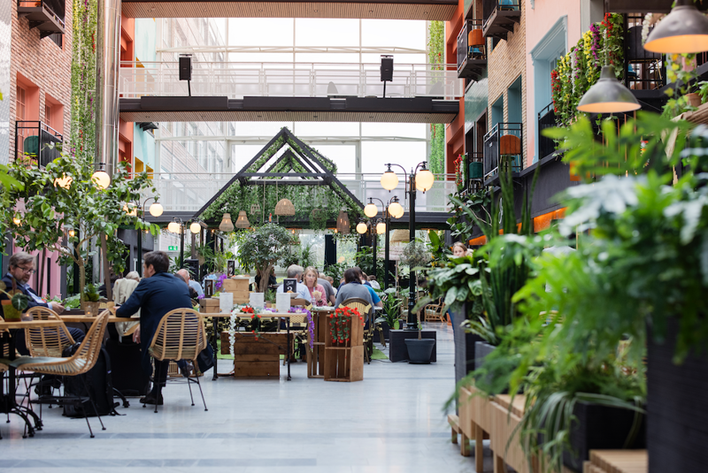 Fellesarealer med kafe og planter, FOMO på Forus. 