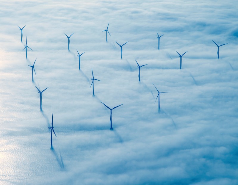 Illustrasjon High Wind. Vindmøller i skyene. 