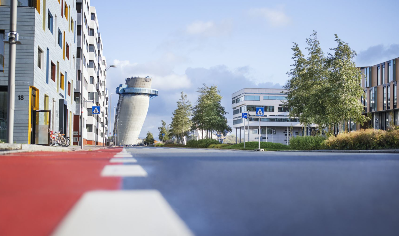 Bylandskap, bygg og vei i Hinna Park, med Jåttå-tårnet i bakgrunnen