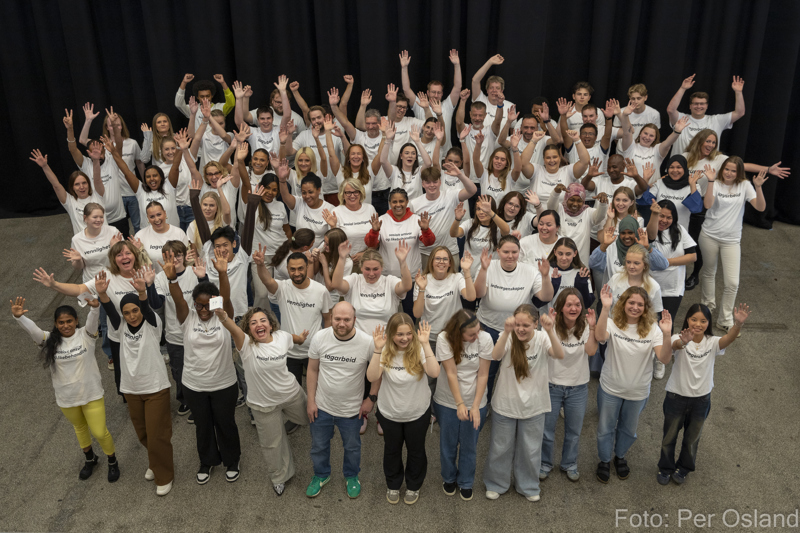 Bilde av mange lærlinger som smiler og jubler til kamera