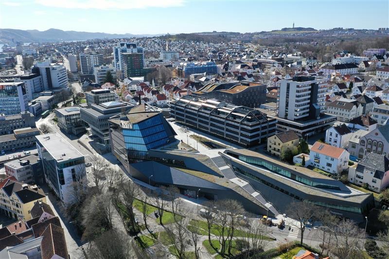 Dronebilde av rådhuskvartalet.