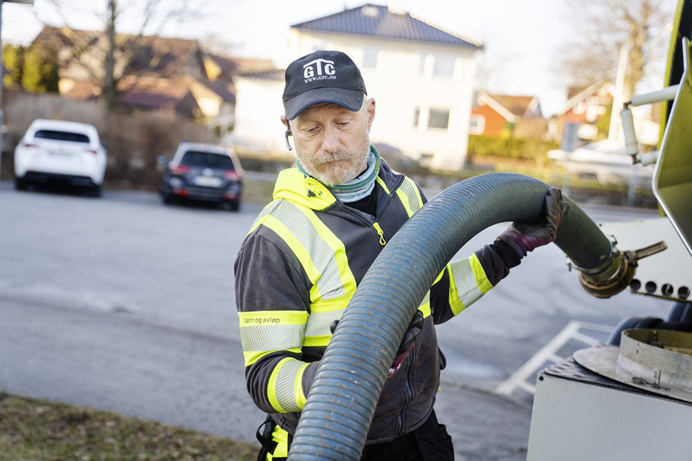En ansatt i vann- og avløpsavdelingen i Stavanger kommune