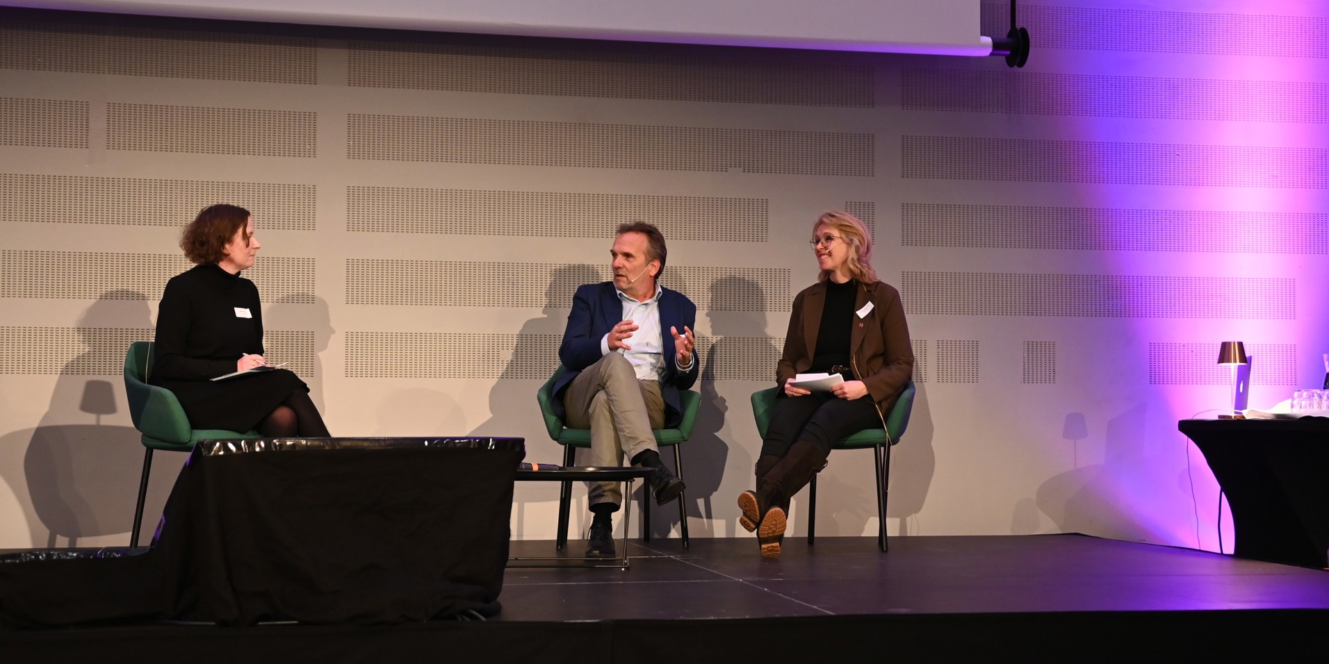 Hvordan kan by og stat samarbeide best mulig om energi? Moderator Ingunn Lie, avd.leder Klimaetaten, Oslo kommune, i panelsamtale med Leidulf Skjørestad, direktør for bymiljø og utbygging, Stavanger kommune, og Maren A. Esmark, seksjonssjef Noregs vassdrags- og energidirektorat (NVE).