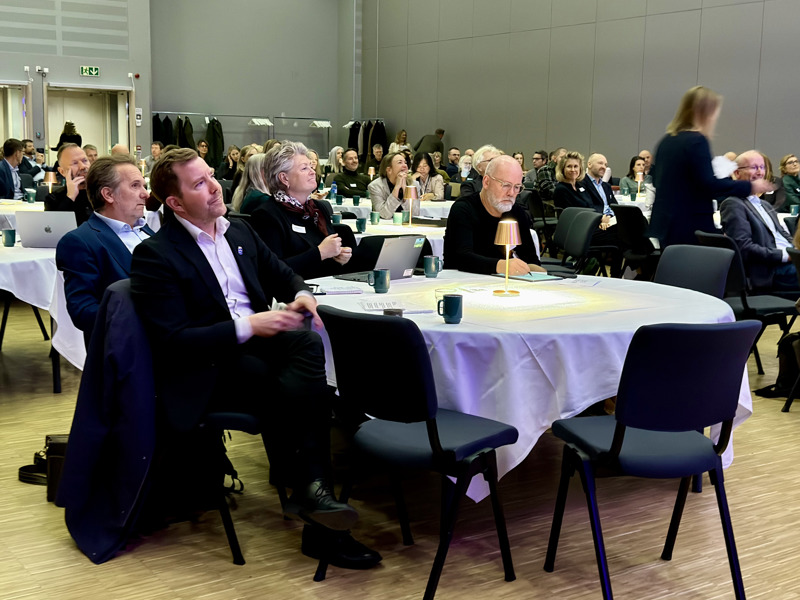 Publikum i konferansesalen.