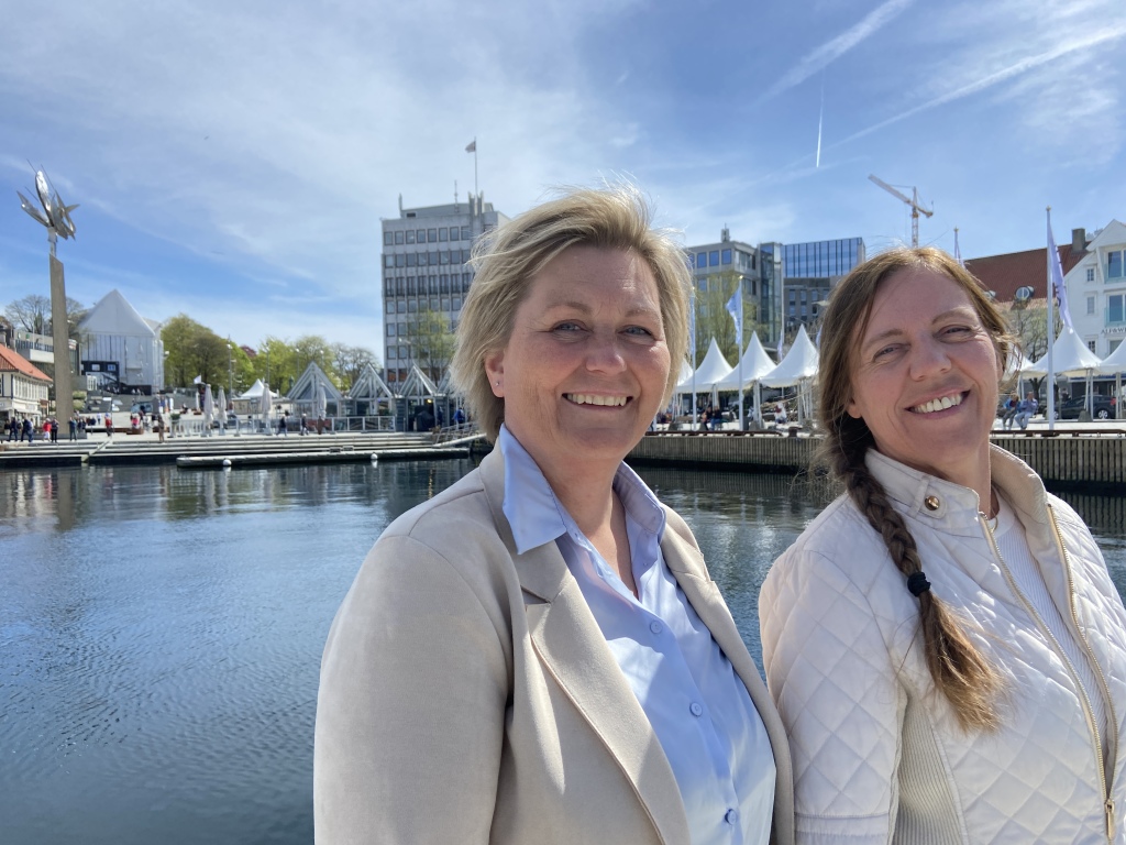 Næringssjef Anne Woie og miljøvernsjef Jane Nilsen Aalhus er svært fornøyde med den nye havbruksplanen som nå er sendt ut på høring. 