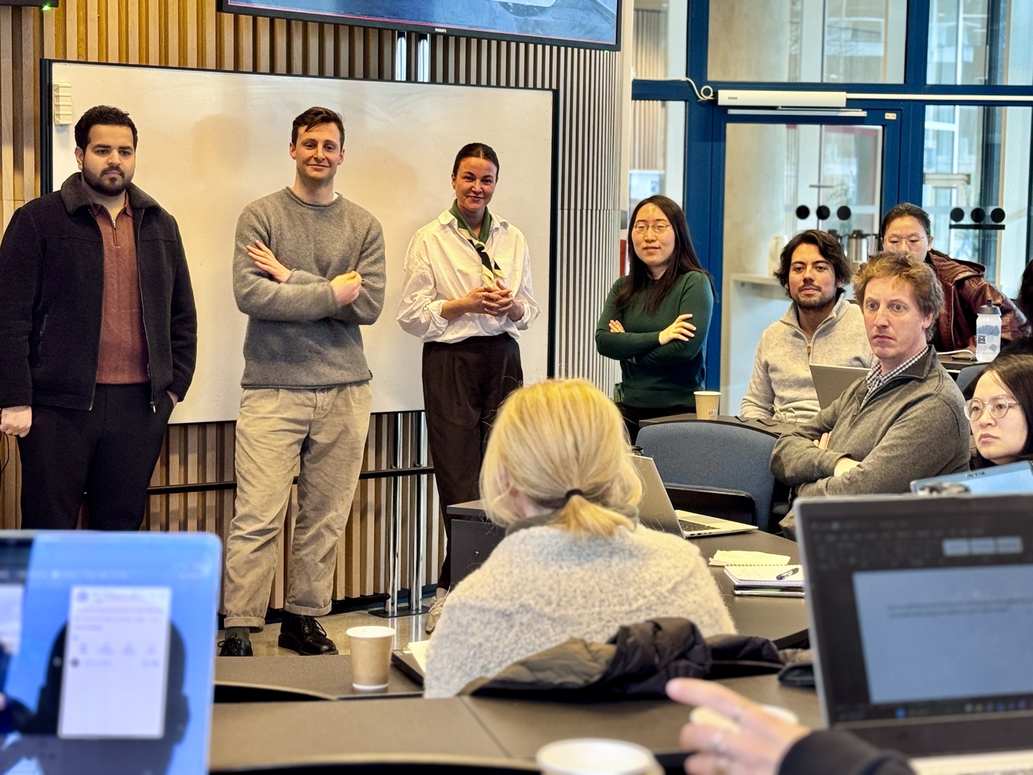 SUNSET-studenter legger fram sin oppgave. PhD-studentene Christina N. Larsen, Tommy Galliver, Grace Zhou og Fasih Munir