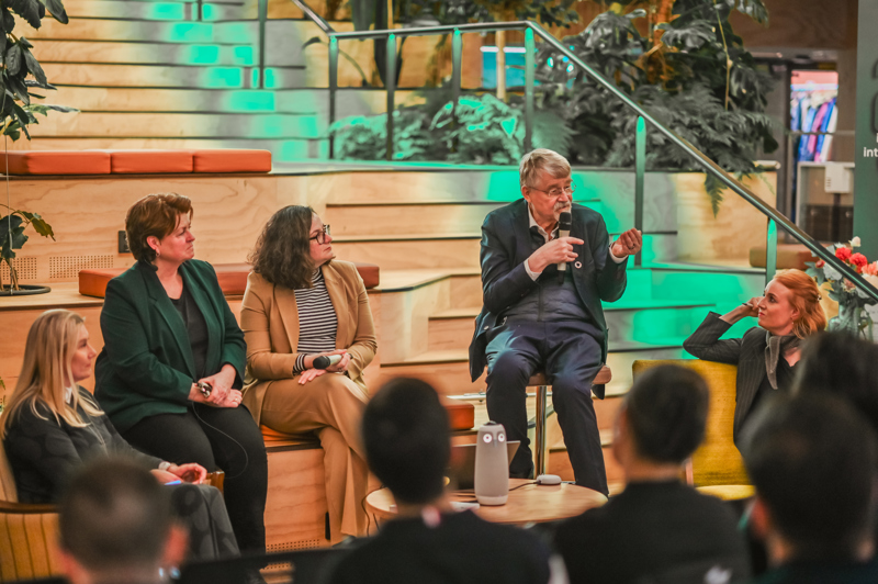 Panelsamtale v/Helene Gram, programleder Cities Mission i Stavanger kommune, Niki Frantzeskaki, professor i regional og metropolitan styring og planlegging v/Utrecht University, Markku Markkula, visepresident i EUs regionkomité og Marte Cecilie Wilhelmsen Solheim, prorektor for innovasjon og samfunn ved UiS. Foto: Nordic Edge.